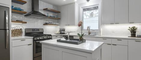 冷蔵庫、電子レンジ、オーブン、コンロ