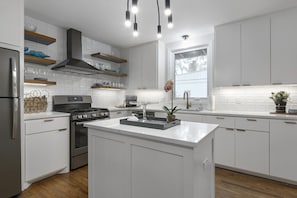 Refrigerador, microondas, horno y parrilla de estufa