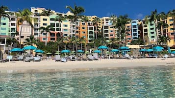 Chaises longues, serviettes de plage