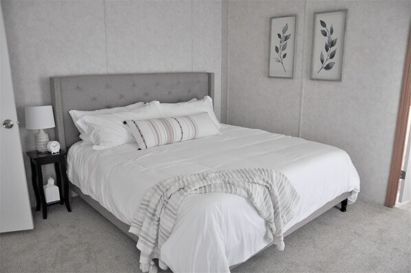 3 chambres, bureau, fer et planche à repasser, lit de bébé portatif