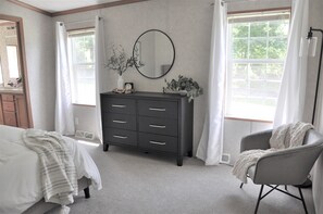 3 makuuhuonetta, työpöytä, silitysrauta/-lauta, vauvan matkasänky