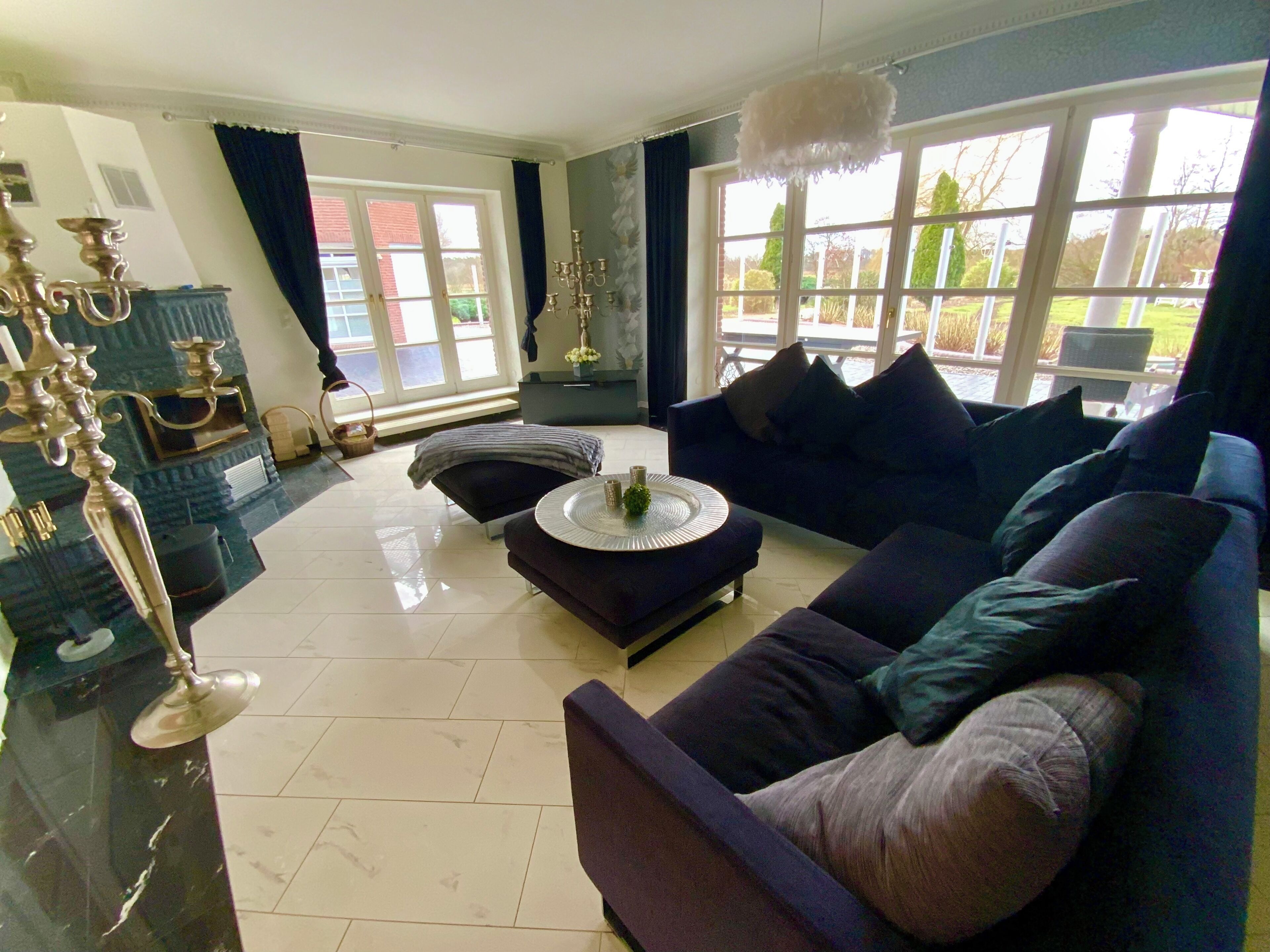 Smart-TV, Tischtennisplatte, Bücher, Stereoanlage