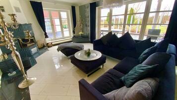 Smart-TV, Tischtennisplatte, BĂŒcher, Stereoanlage