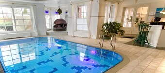 Villa with swimming pool and sauna and park on the Warnow