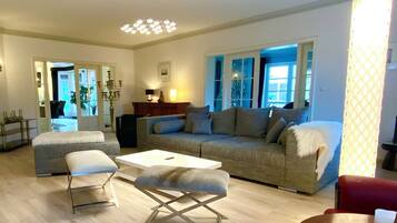 Smart-TV, Tischtennisplatte, Bücher, Stereoanlage