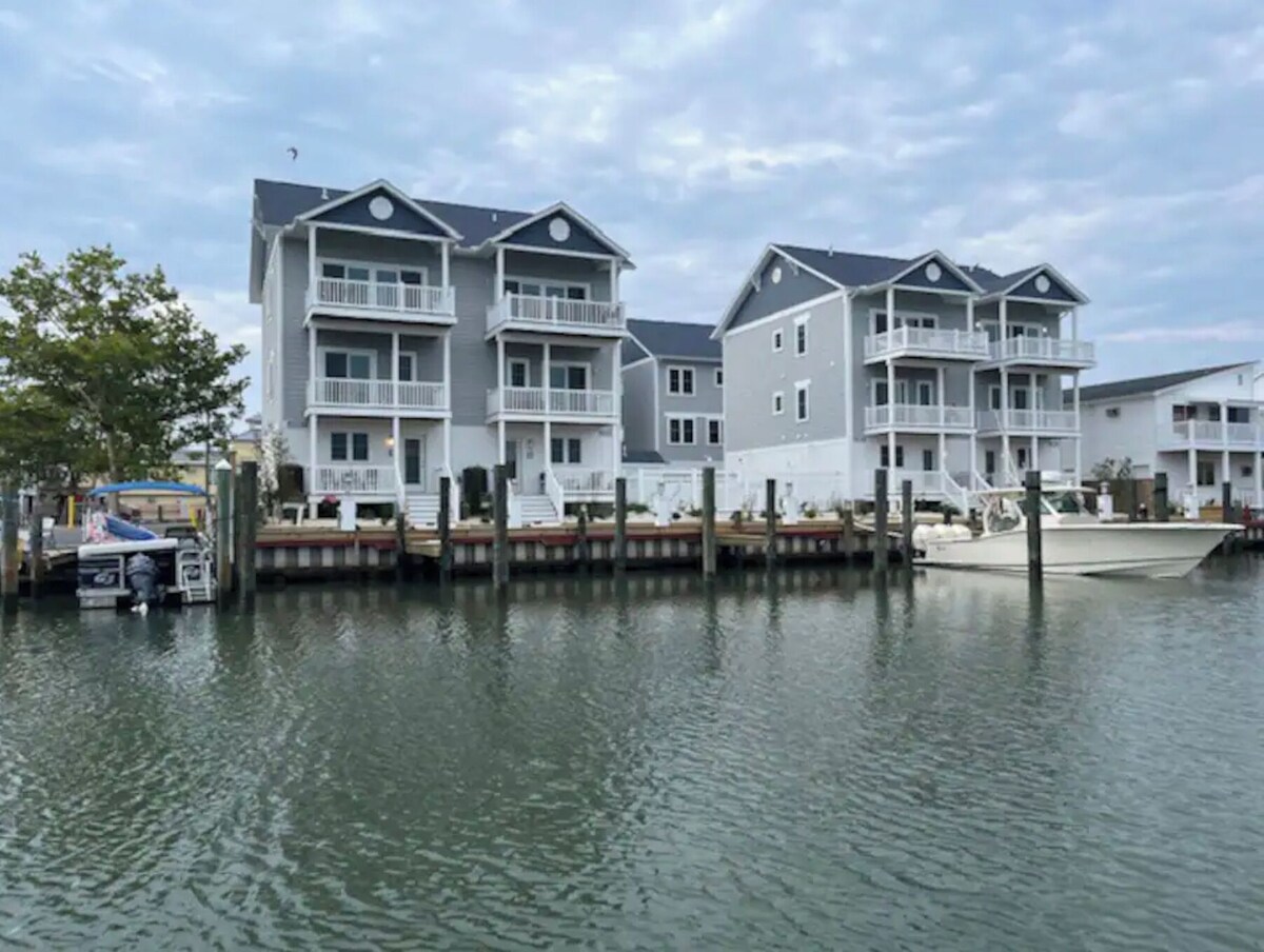 Beautiful waterfront home in great location!