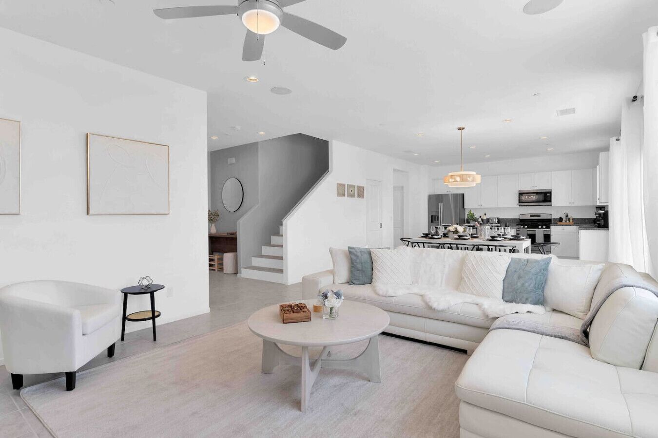 Smart-tv, eldstad och ett bordtennisbord