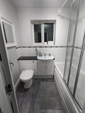 Combined shower/bathtub, towels, soap, toilet paper - Greatmindz's home away from home
Semi-detached house with 2 king size bedrooms (Bloxwich)