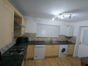 Fridge, microwave, dishwasher, electric kettle - Greatmindz's home away from home
Semi-detached house with 2 king size bedrooms (Bloxwich)