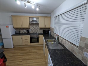 Fridge, microwave, dishwasher, electric kettle - Greatmindz's home away from home
Semi-detached house with 2 king size bedrooms (Bloxwich)