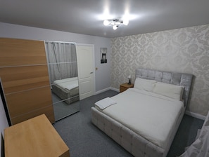 2 bedrooms, desk, iron/ironing board, WiFi - Greatmindz's home away from home
Semi-detached house with 2 king size bedrooms (Bloxwich)