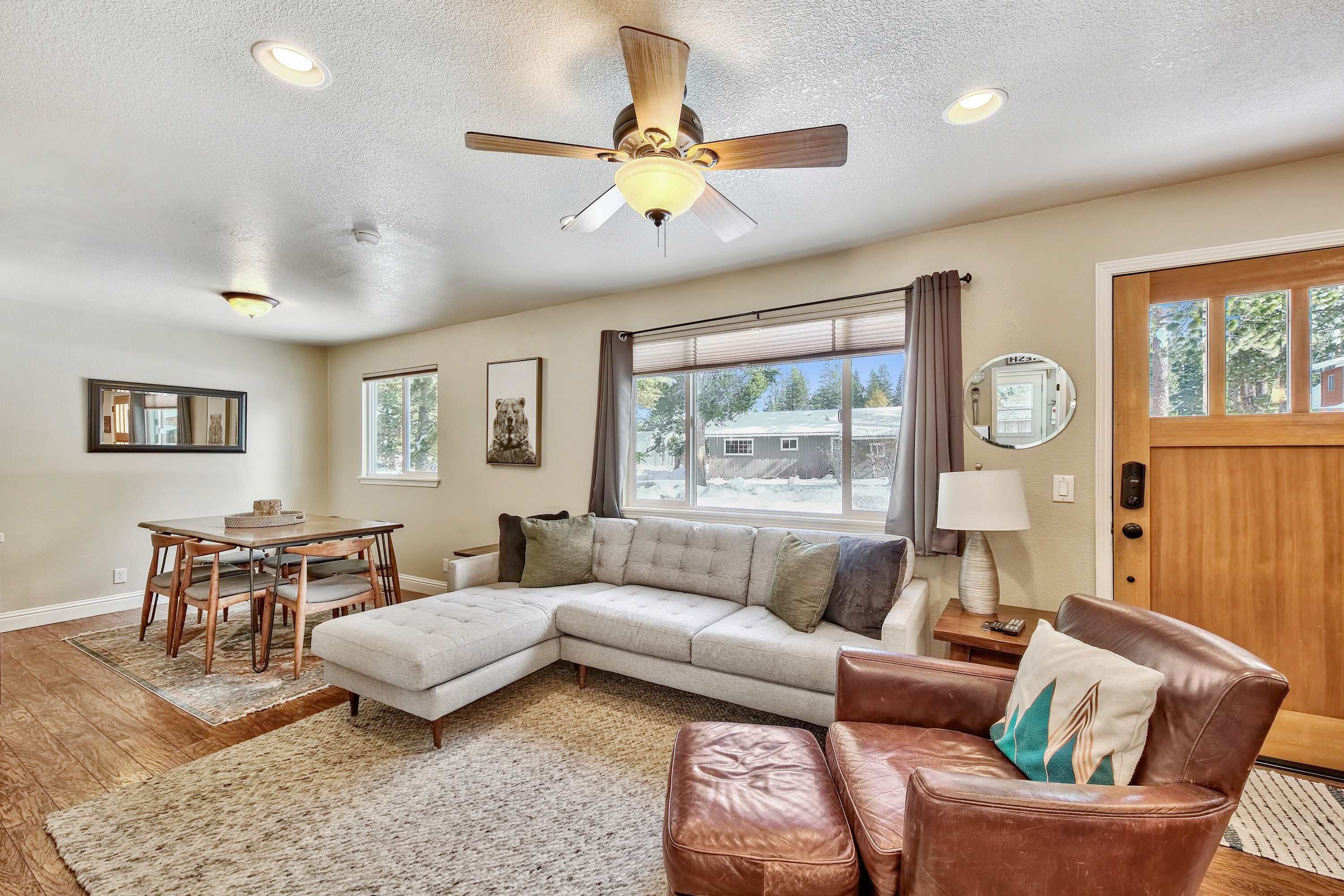 Casa, varias camas, patio, vista a la montaña (Dancing Bear Cabin) | Área de sala de estar | Televisión de pantalla plana de 42 pulgadas con canales digitales 