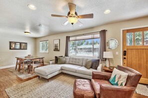 Maison, plusieurs lits, patio, vue montagne (Dancing Bear Cabin) | Coin séjour | Télévision à écran plat de 42 pouces avec chaînes numériques