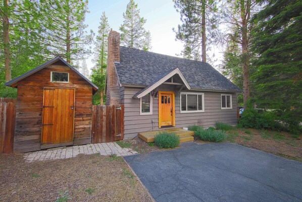 Exterior - Dancing Bear Cabin Pet Friendly, Sleeps 4, Totally Cute! (South Lake Tahoe)