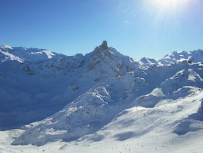 Une montagne enneigée sous un ciel dégagé.