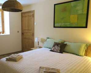 2 chambres, bureau, fer et planche à repasser, lit parapluie