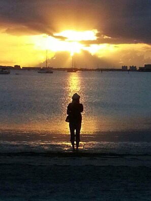 Chaises longues, serviettes de plage