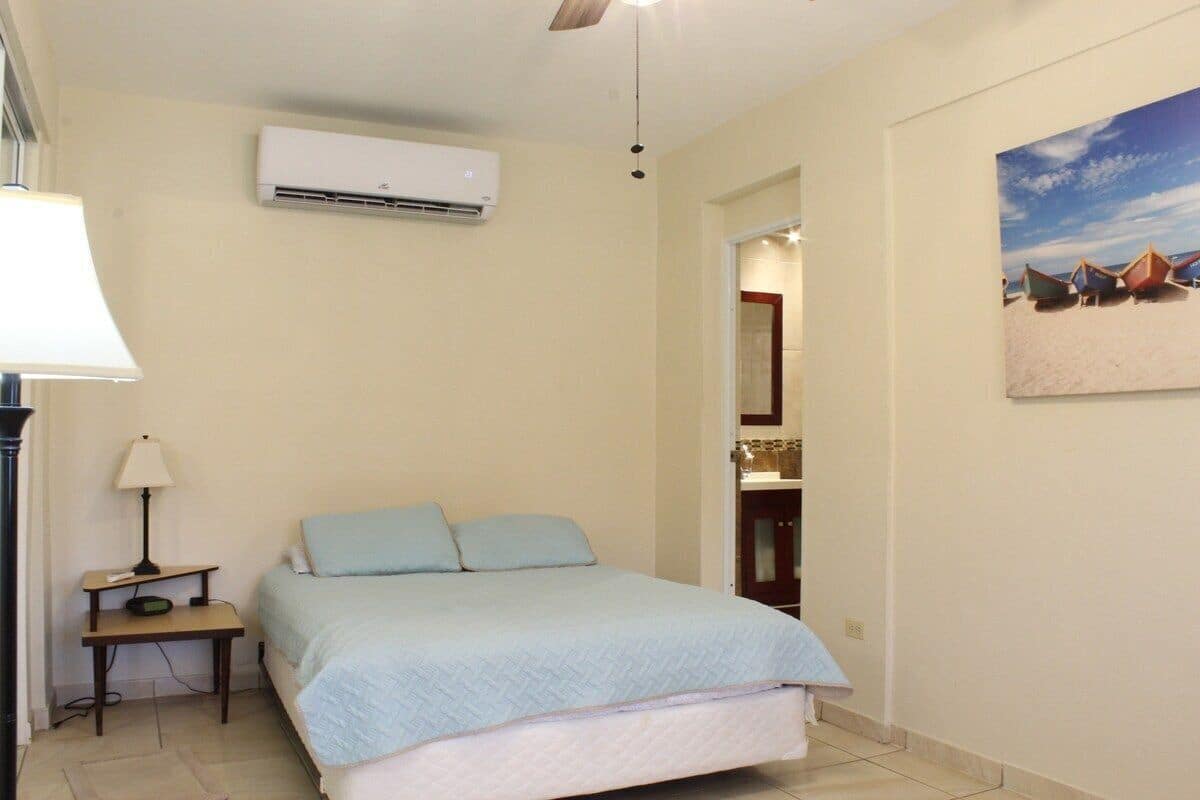 Tabla de planchar con plancha, wifi gratis y ropa de cama