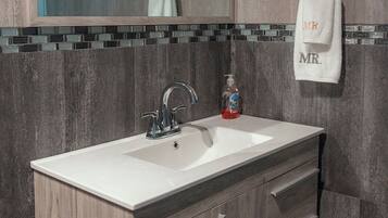 Studio | Bathroom | Shower, hair dryer, towels, soap