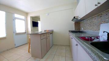 Studio | Private kitchen | Full-size fridge, microwave, stovetop, coffee/tea maker
