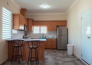 Refrigerador con freezer, microondas, placa de cocina, cafetera/tetera