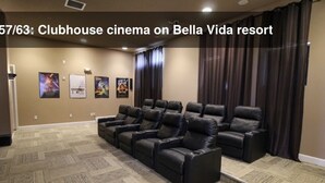 Een clubbioscoop met leren loungestoelen en filmposters aan de wand.