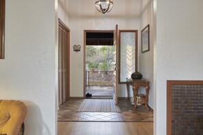 Interior - Mountain Views with GAME Room, KING Bed, Fire Pit --- Starlink (Mariposa)