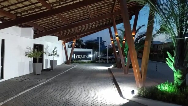 Un espacio al aire libre cubierto con un diseño arquitectónico moderno, que incluye un letrero que dice 'Laguna'.