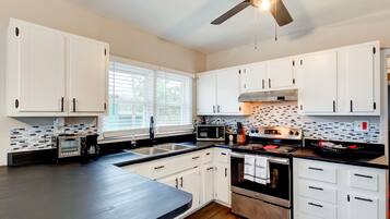 Een koelkast, een microgolfoven