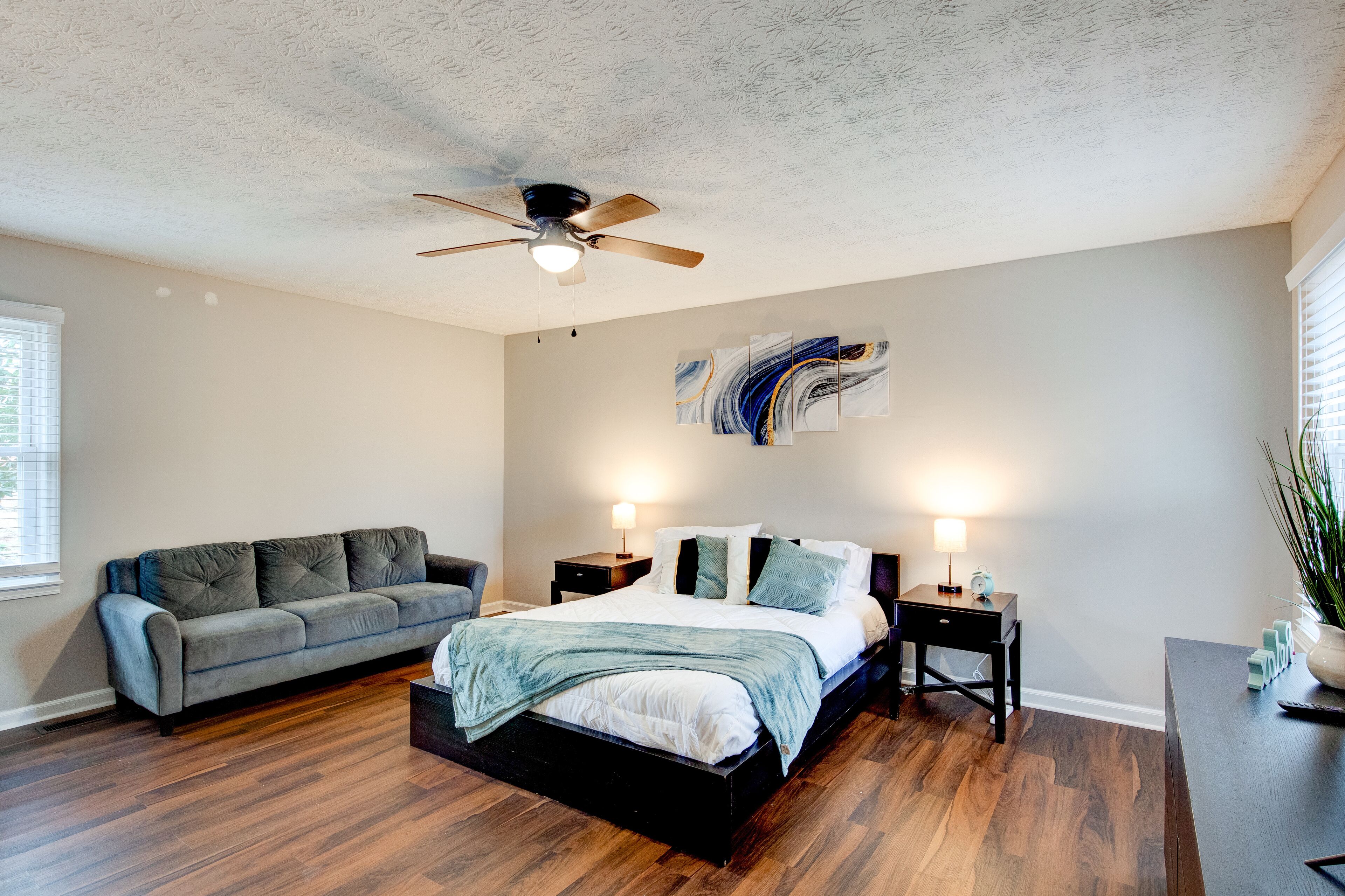 3 bedrooms, desk, WiFi, bed sheets