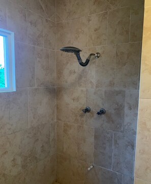 Een douche, een haardroger, handdoeken, zeep
