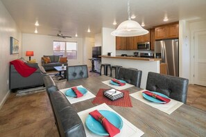 Interior - Two King Suites, Pools ,Hot Tub, Mountain and Rim Views, Secure Bike storage (Moab)