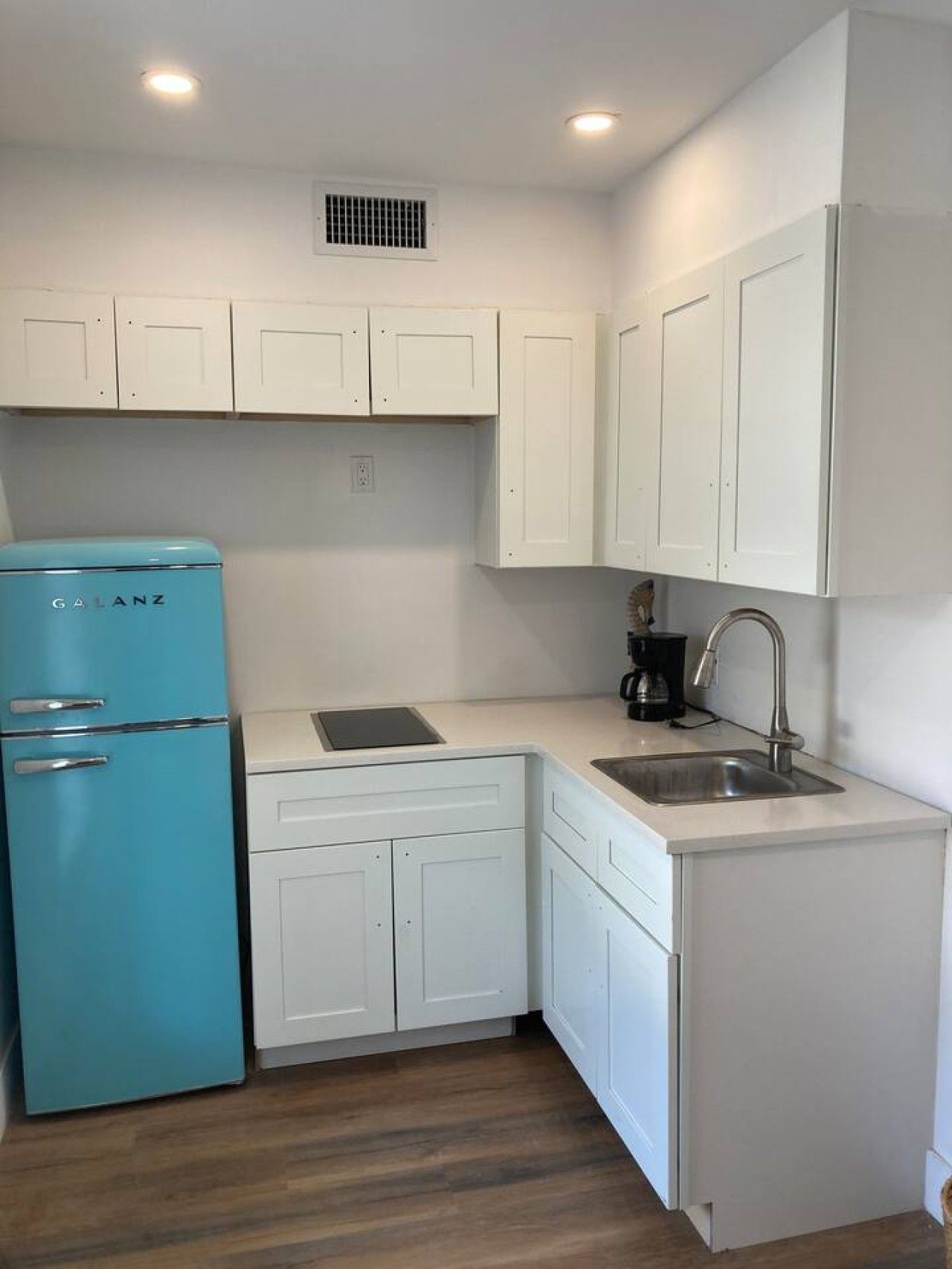 Coffee/tea maker, fridge, microwave, oven