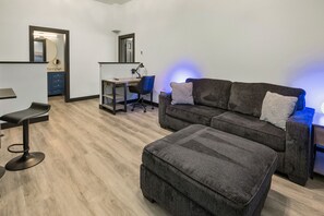 Comfort Suite (Not pet friendly) | Living area | Smart TV, printers - Icon Inn (Ellensburg)