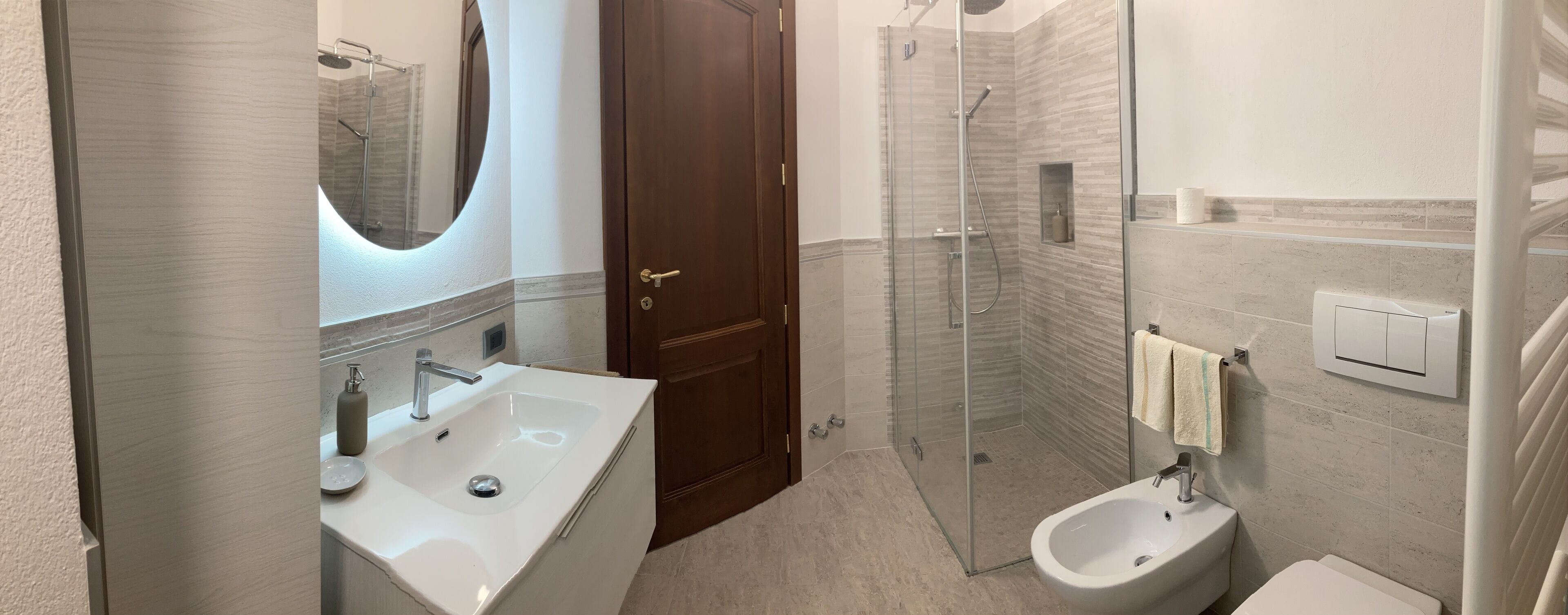 Dusche, Haartrockner, Bidet, Handtücher