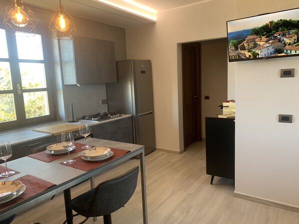 Réfrigérateur, four, plaque de cuisson, lave-vaisselle