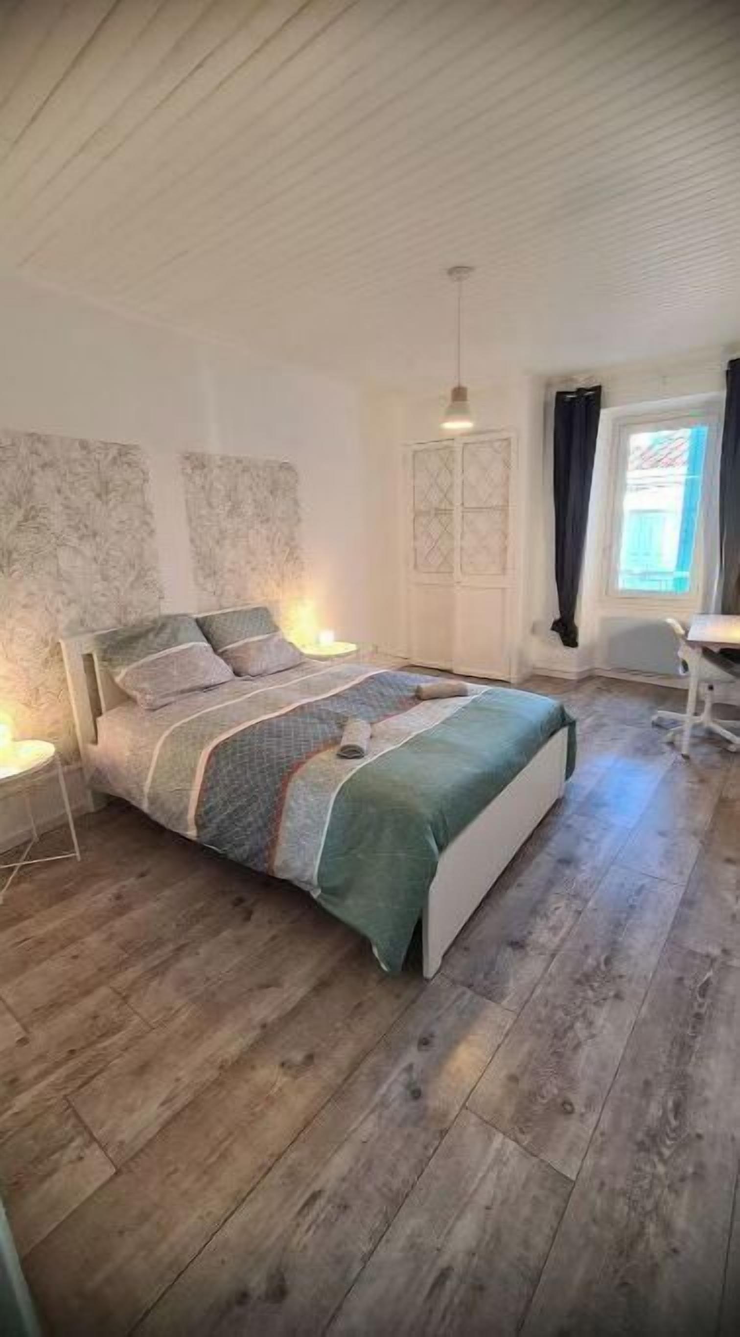 2 soverom, skrivebord, strykejern/-brett og wi-fi