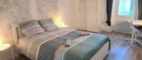 2 dormitorios, escritorio, tabla de planchar con plancha y wifi