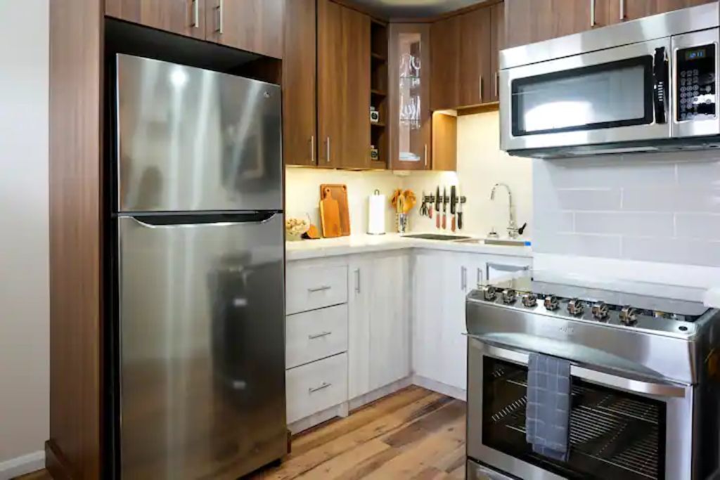 Coffee/tea maker, fridge, microwave, oven