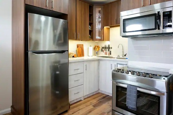 Coffee/tea maker, fridge, microwave, oven
