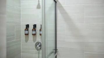 Douche, sèche-cheveux, serviettes fournies, savon