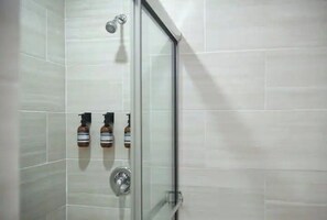 Een douche, een haardroger, handdoeken, zeep