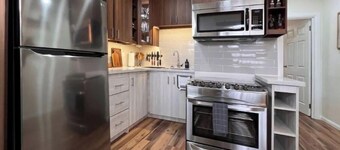 "Modern Comfort Near Airport & Shopping - The Cozy Condo"