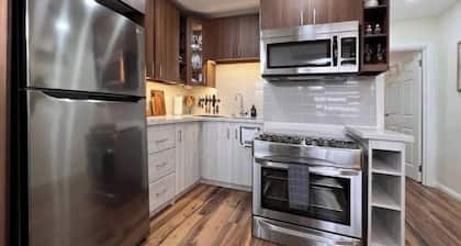 "Modern Comfort Near Airport & Shopping - The Cozy Condo"