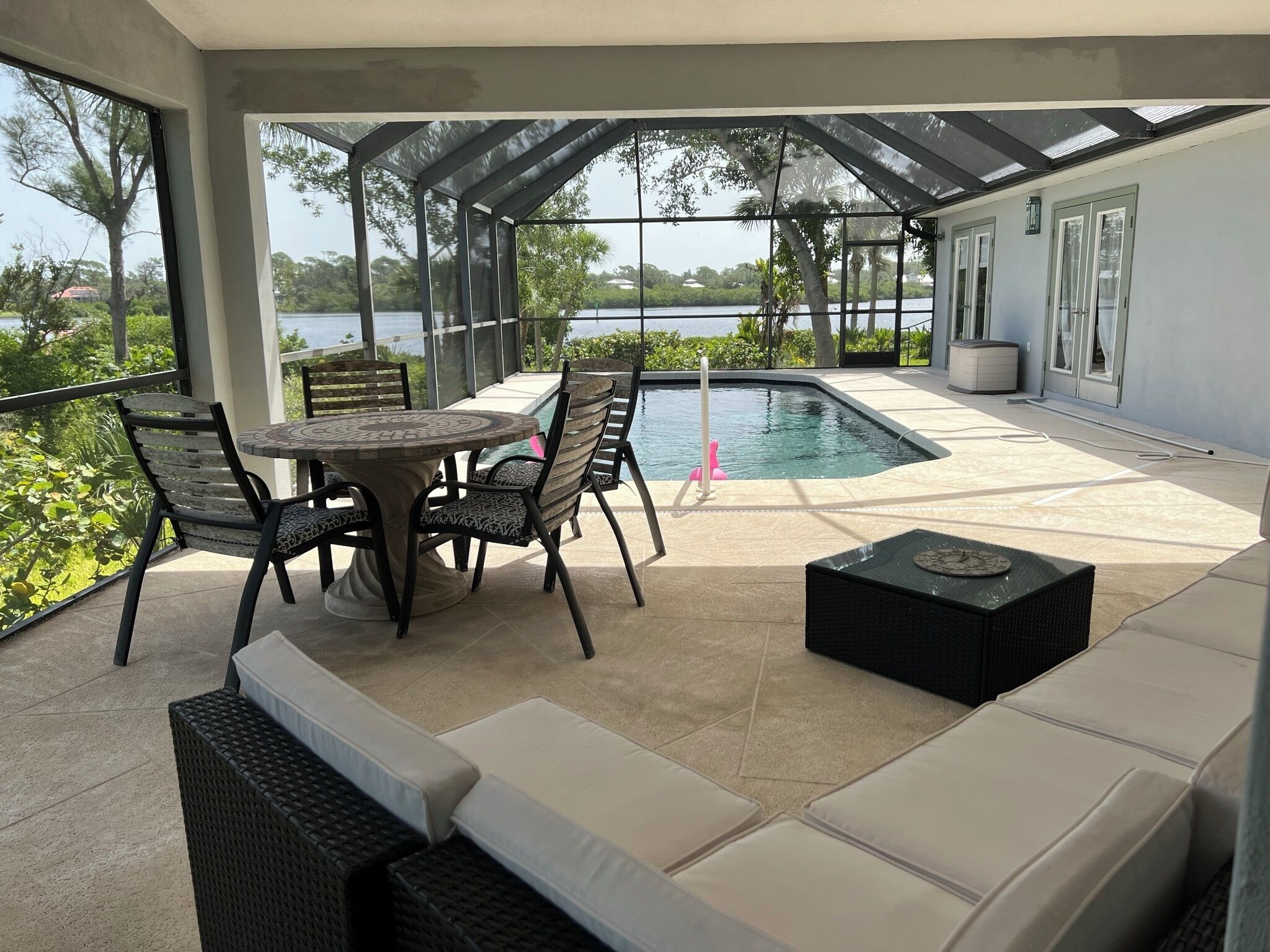 Florida house w/ private pool - 5 minute walk to the beach.