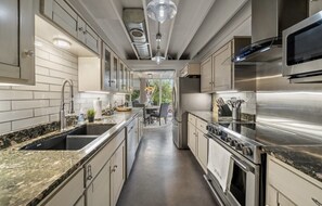 Fridge, microwave, oven, stovetop - The Winnie Haus at Horseshoe Bay (Horseshoe Bay)