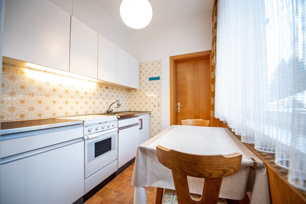 Kühlschrank, Ofen, Wasserkocher mit Kaffee-/Teezubehör, Wasserkocher