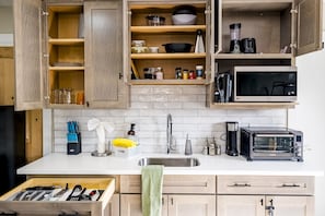 Réfrigérateur, four à micro-ondes, un four, surface de cuisson