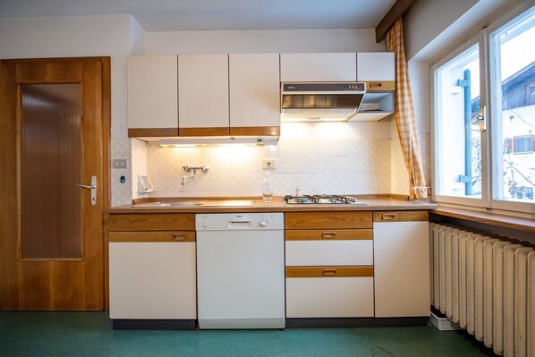 Kühlschrank, Geschirrspüler, Wasserkocher mit Kaffee-/Teezubehör