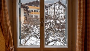 Una habitación con vista a un paisaje nevado a través de una ventana.